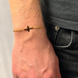 Kreuz Armband in Gold aus Edelstahl am Handgelenk