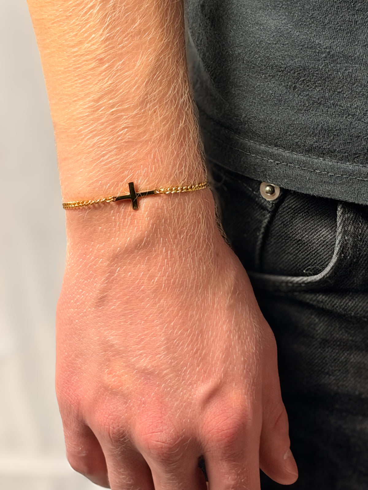 Kreuz Armband in Gold aus Edelstahl am Handgelenk