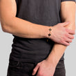 Kleeblatt Armband in Schwarz, Hand auf dem Arm