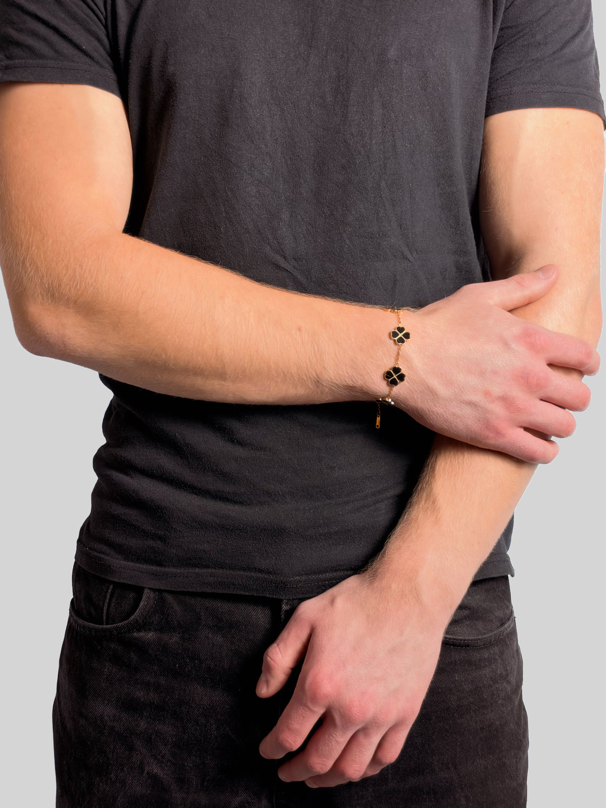 Kleeblatt Armband in Schwarz, Hand auf dem Arm