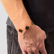 Kleeblatt Armband in Schwarz am Handgelenk, Hand in der Hosentasche