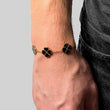 Kleeblatt Armband in Schwarz am Handgelenk