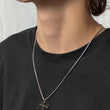 Kreuz Kette in Silber aus Edelstahl am Hals, Seitenansicht
