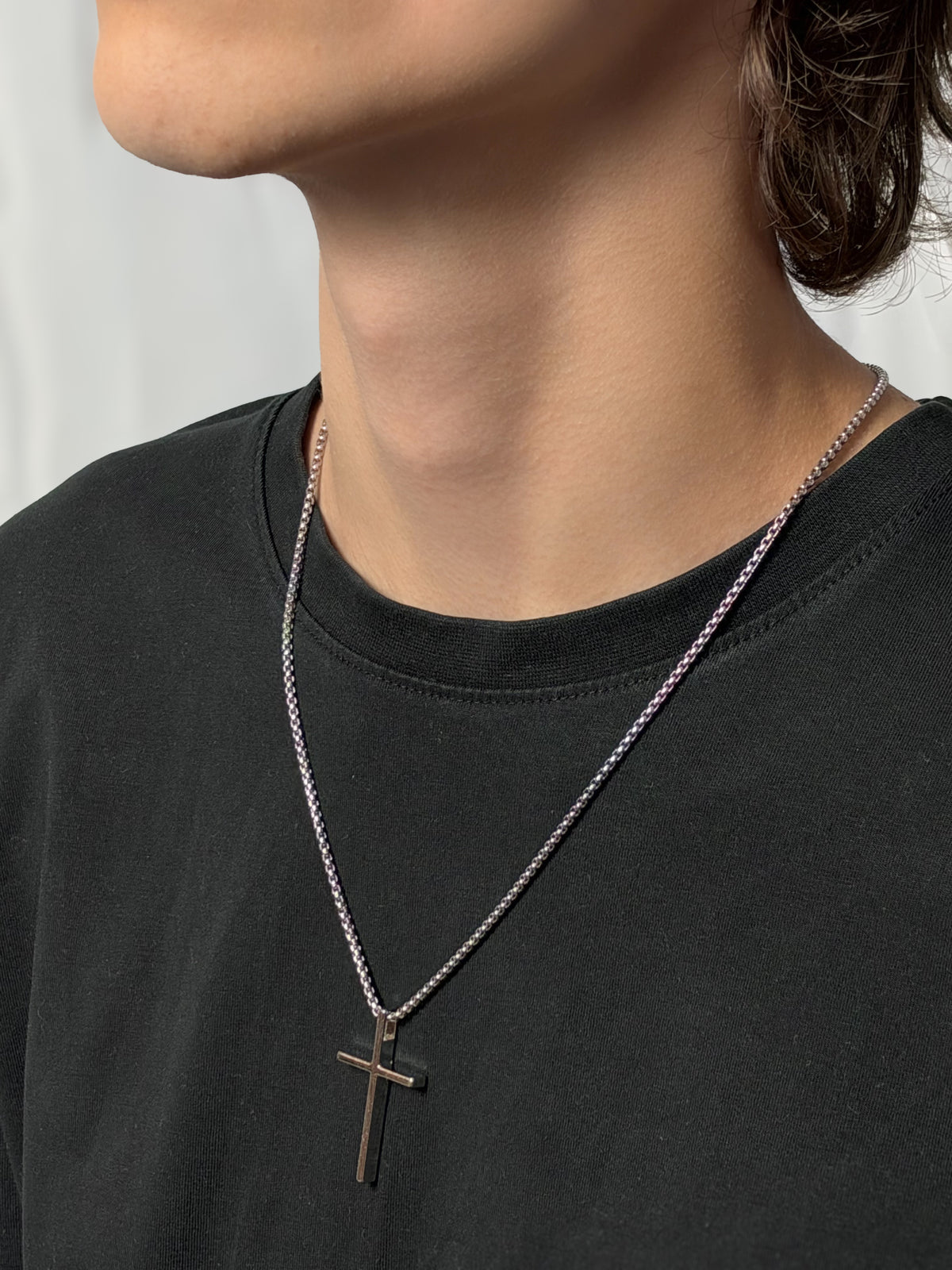Kreuz Kette in Silber aus Edelstahl am Hals, Seitenansicht