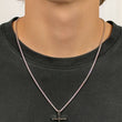 Kreuz Kette in Silber am Hals, Ansicht von vorne