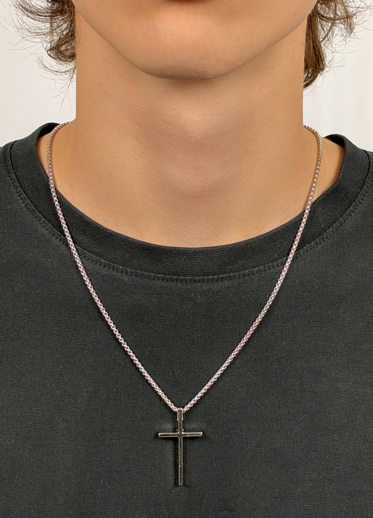 Kreuz Kette in Silber am Hals, Ansicht von vorne