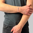 Kreuz Armband in Silber, Hand am Arm