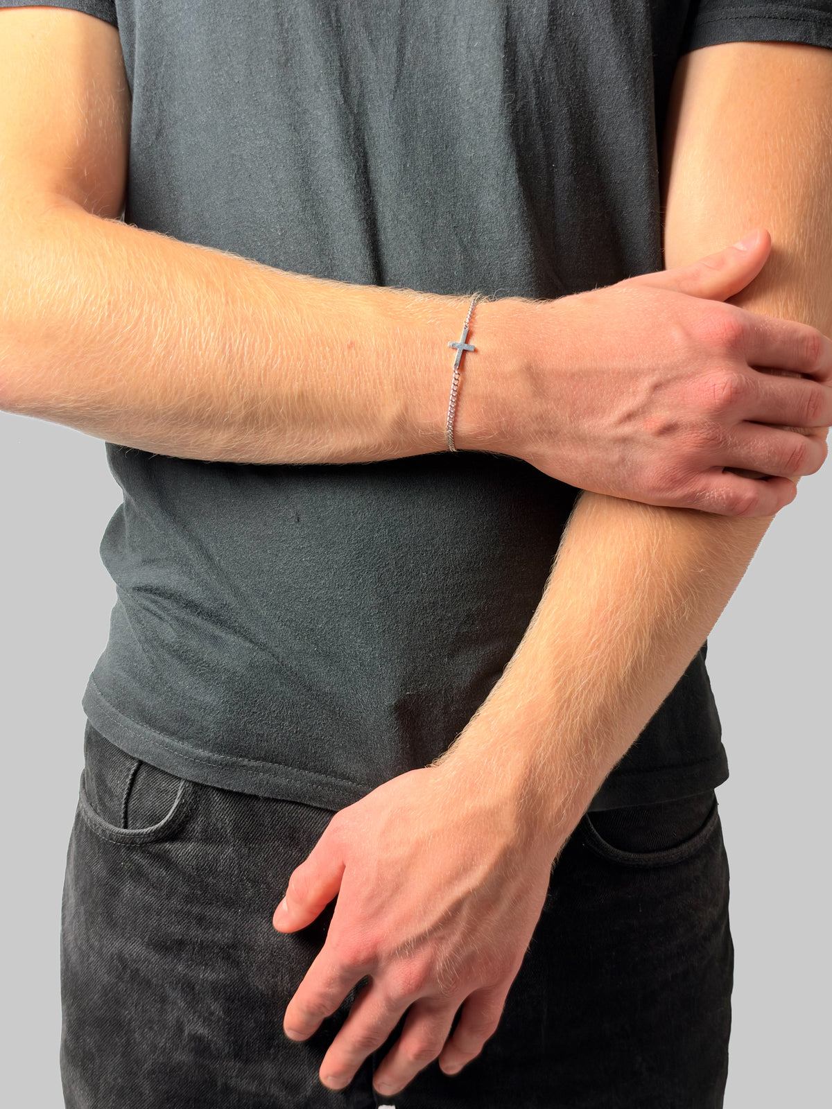 Kreuz Armband in Silber, Hand am Arm