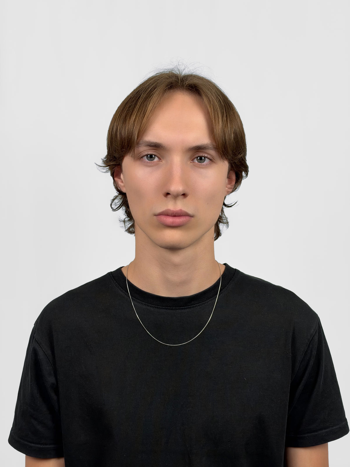 Basic Schlangenkette getragen, Ansicht von vorne