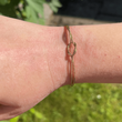 Nahaufnahme Liebesknoten Armband in Gold