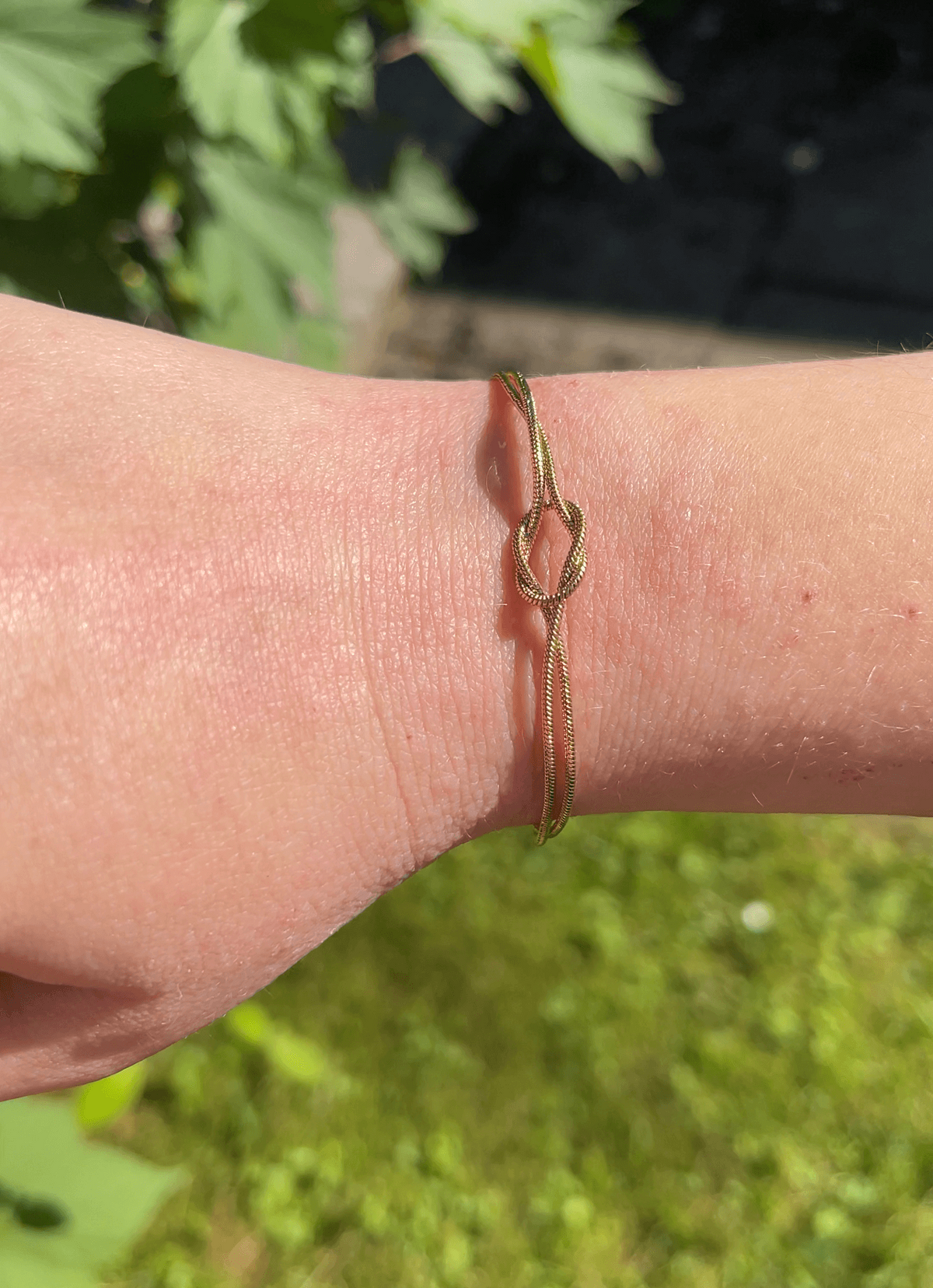 Nahaufnahme Liebesknoten Armband in Gold
