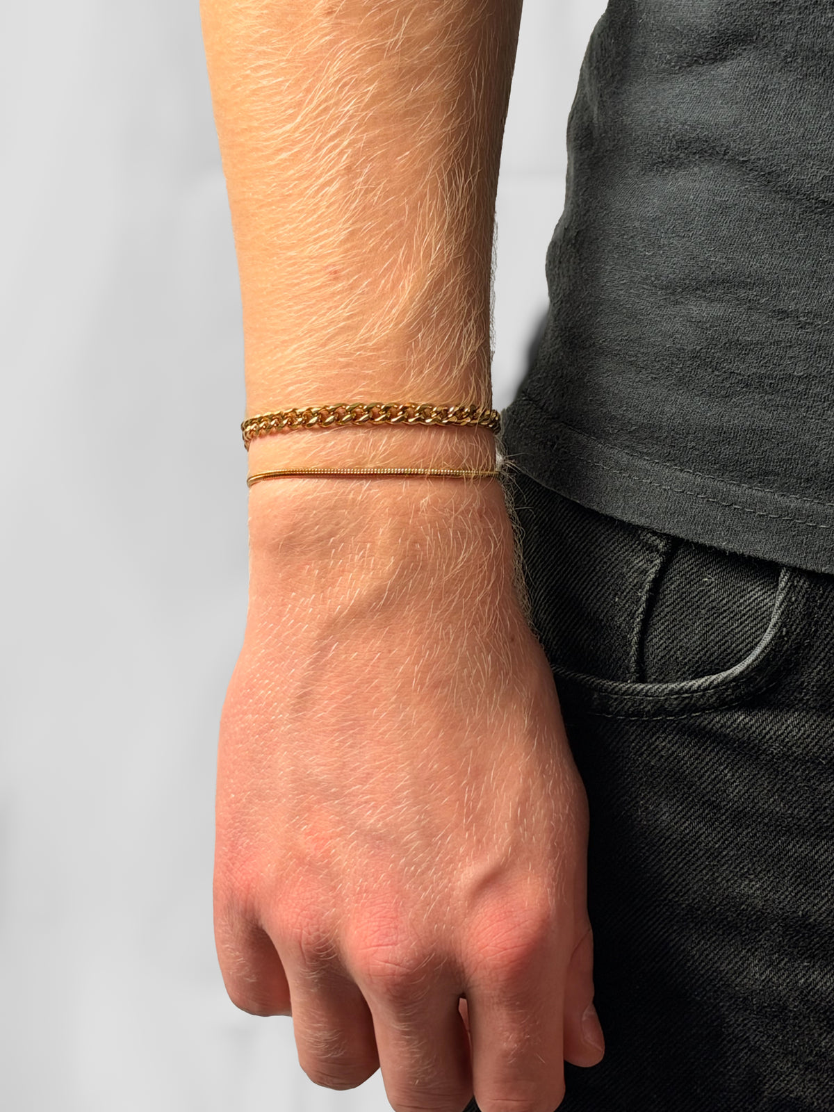 Duo Armband in Gold am Handgelenk, von vorne
