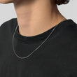 Basic Schlangenkette in Silber am Hals, Seitenansicht