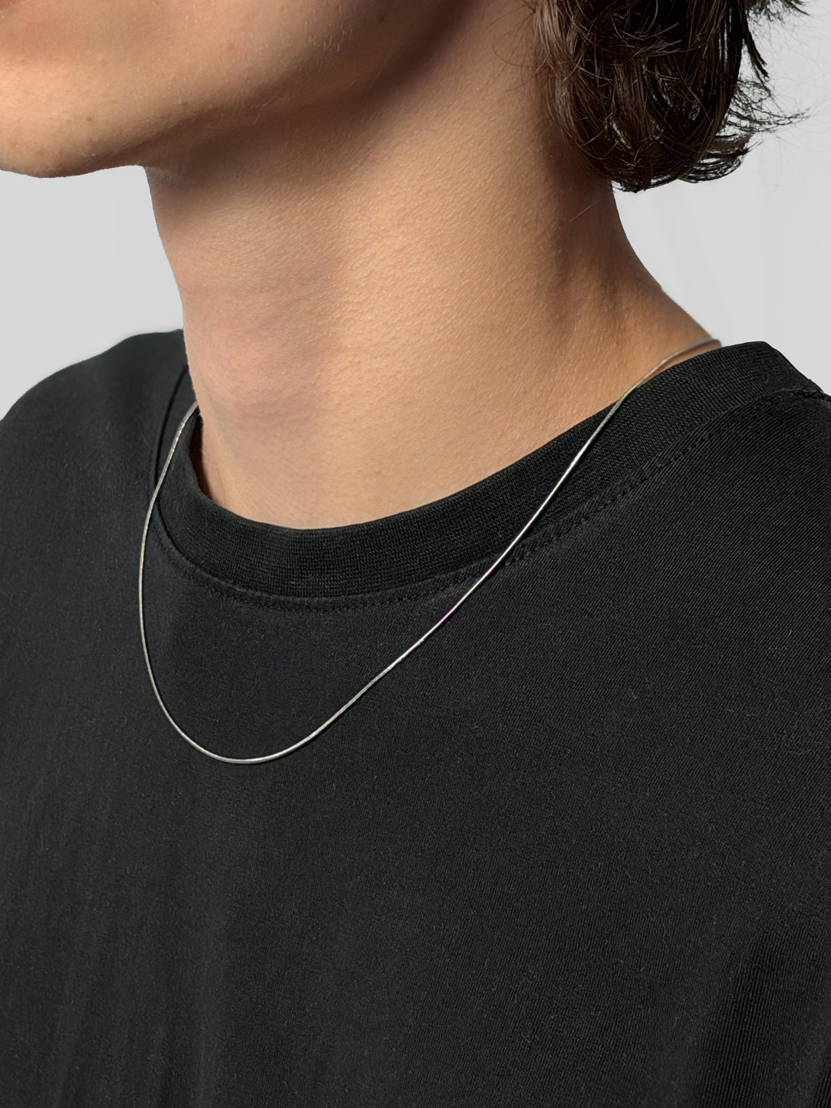 Basic Schlangenkette in Silber am Hals, Seitenansicht