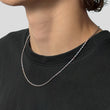 Kordel-Kette aus Edelstahl am Hals, Seitenansicht