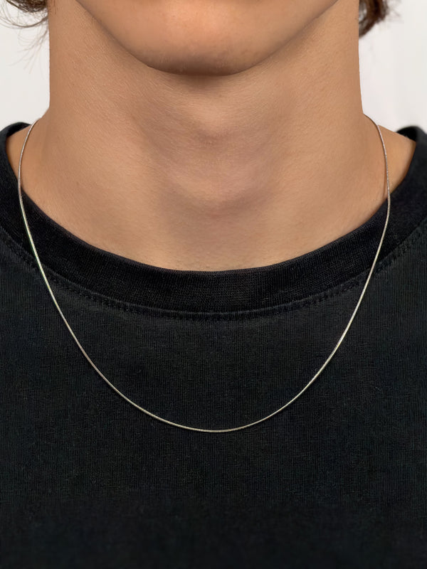 Basic Schlangenkette aus Edelstahl am Hals, von vorne