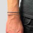 Duo Armband aus Kuba- und Schlangenkette am Handgelenk, von vorne