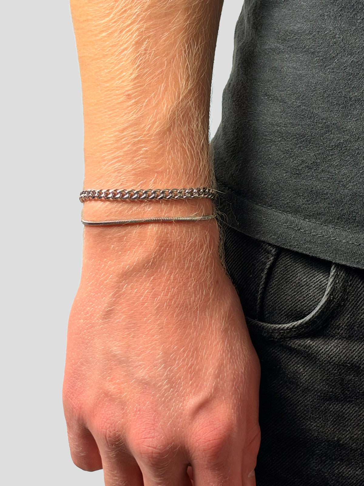 Duo Armband aus Kuba- und Schlangenkette am Handgelenk, von vorne