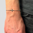 Kreuz Armband in Silber aus Edelstahl am Handgelenk