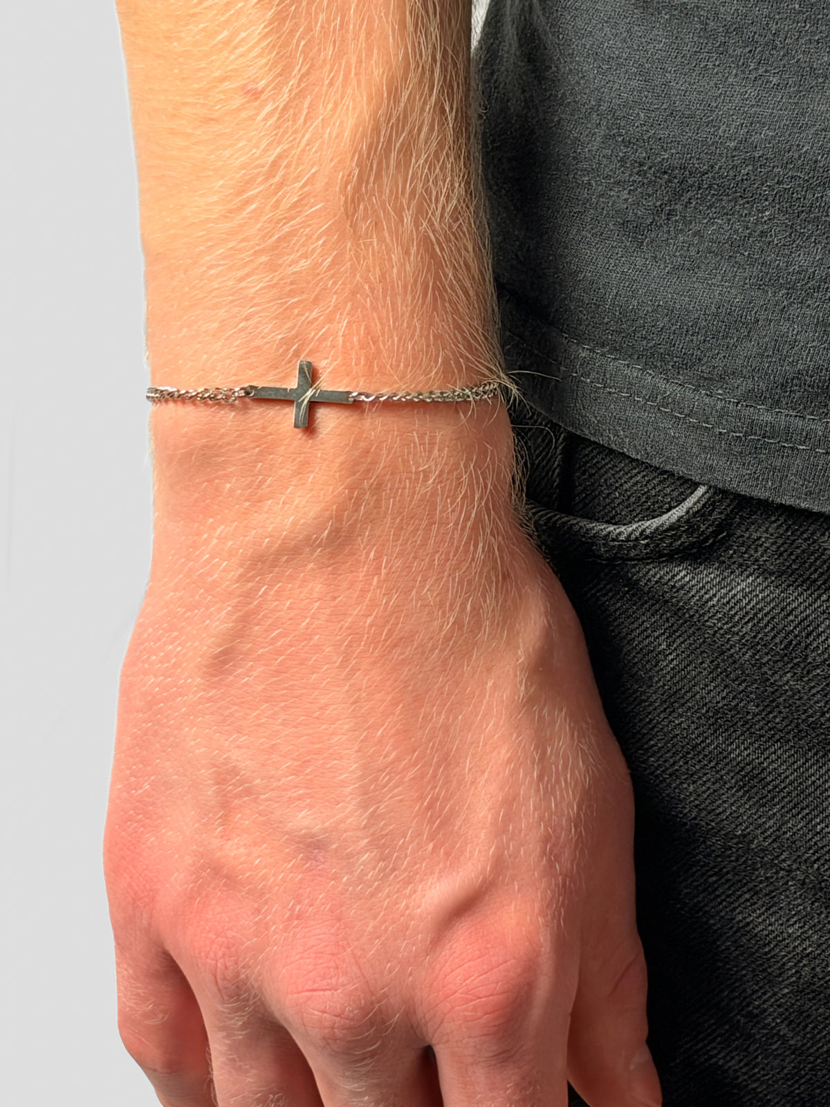 Kreuz Armband in Silber aus Edelstahl am Handgelenk