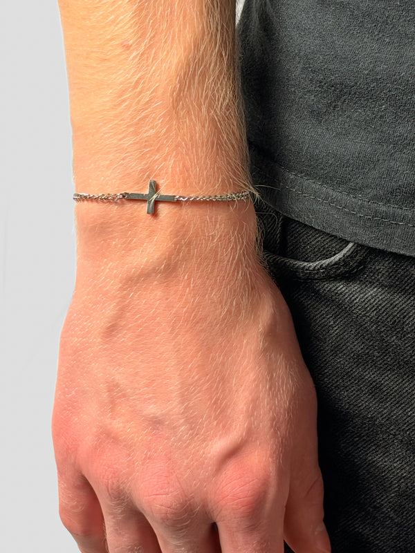 Kreuz Armband in Silber aus Edelstahl am Handgelenk