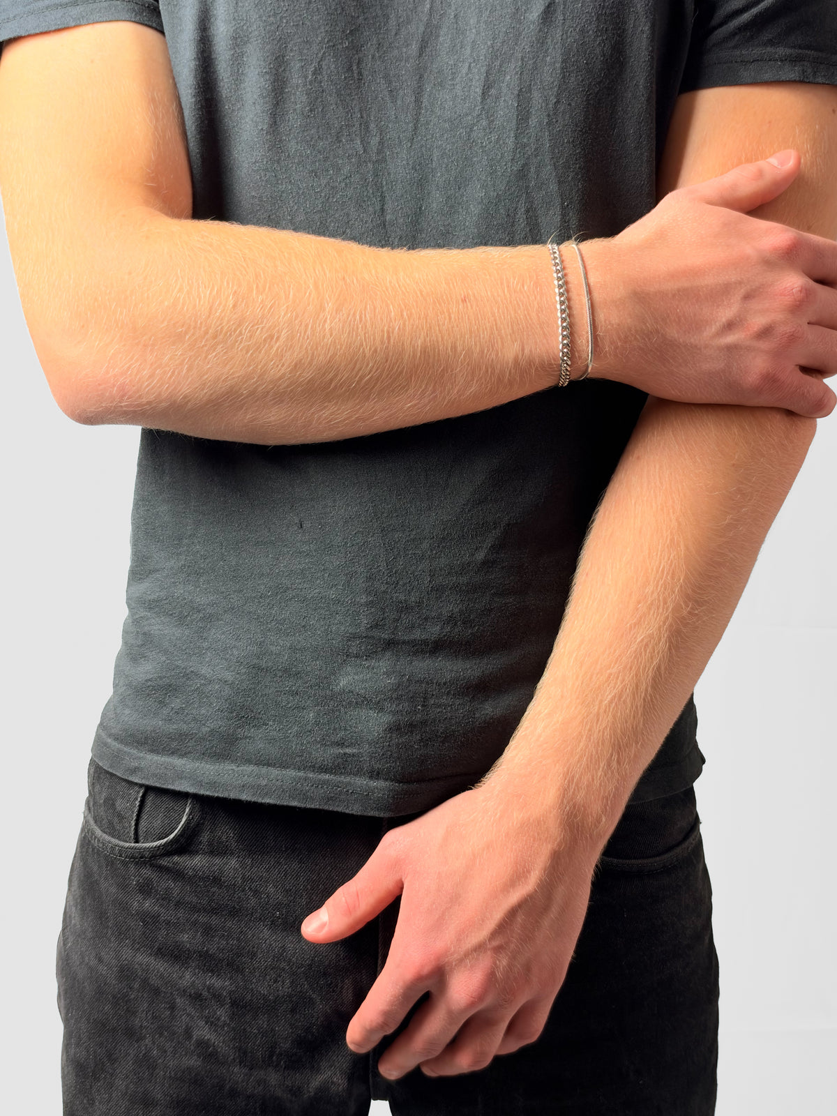 Duo Armband in Silber, Hand am Arm