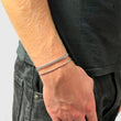 Duo Armband in Silber am Handgelenk, Hand in der Hosentasche